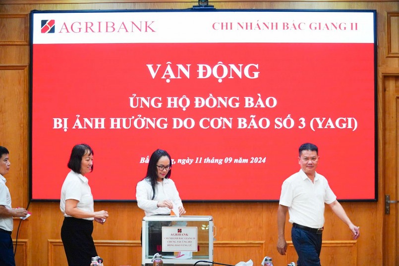 Cán bộ, người lao động Agribank quyên góp ủng hộ đồng bào bị ảnh hưởng do cơn bão số 3