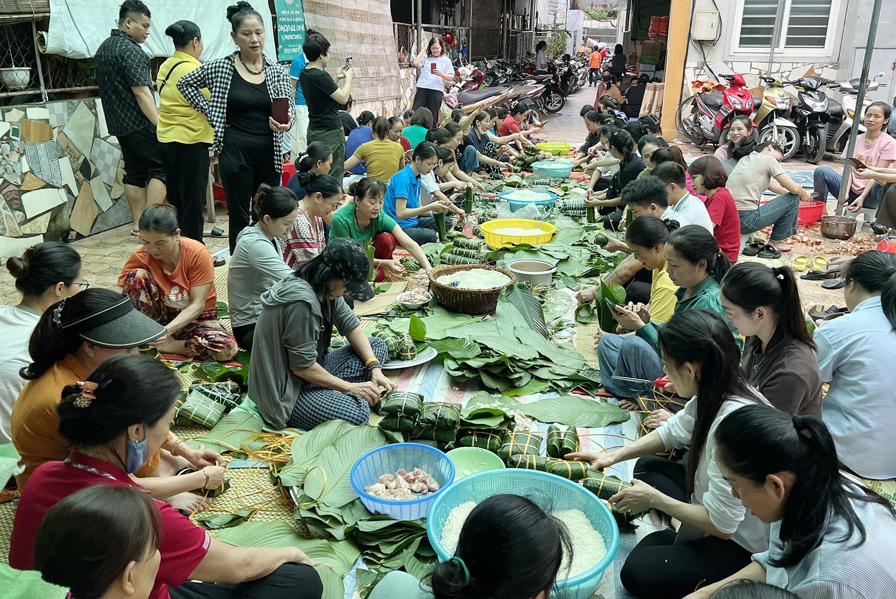 Người dân TP Vinh (Nghệ An) gói bánh chưng gửi ra miền Bắc.