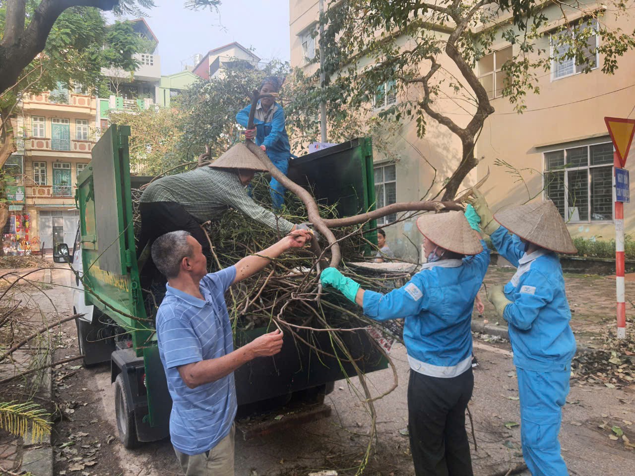 Hà Nội: UBND phường Đại Kim ra quân tổng vệ sinh môi trường khắc phục hậu quả sau cơn bão số 3