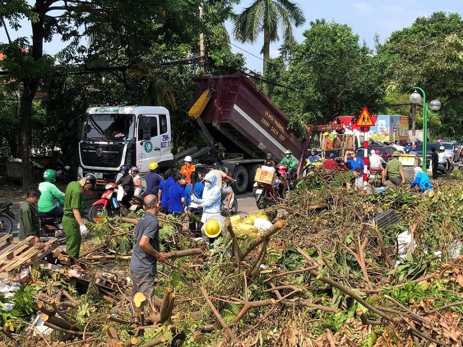 Hà Nội: UBND phường Đại Kim ra quân tổng vệ sinh môi trường khắc phục hậu quả sau cơn bão số 3