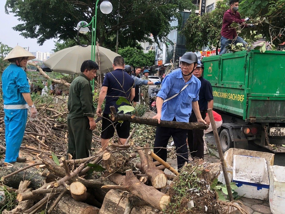 Hà Nội: UBND phường Đại Kim ra quân tổng vệ sinh môi trường khắc phục hậu quả sau cơn bão số 3