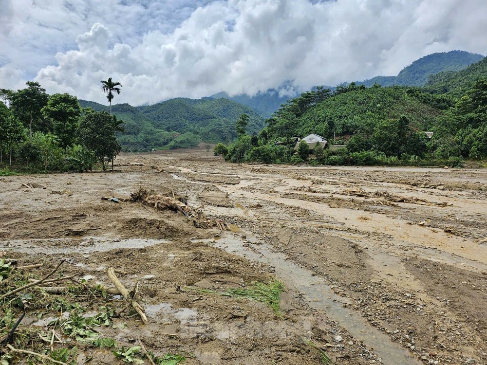 Cách đây ít ngày, sau tiếng nổ vang trời, lũ quét tràn về bản nhỏ. Chỉ sau vài phút, cơn lũ dữ biến nơi đây trở thành bình địa.