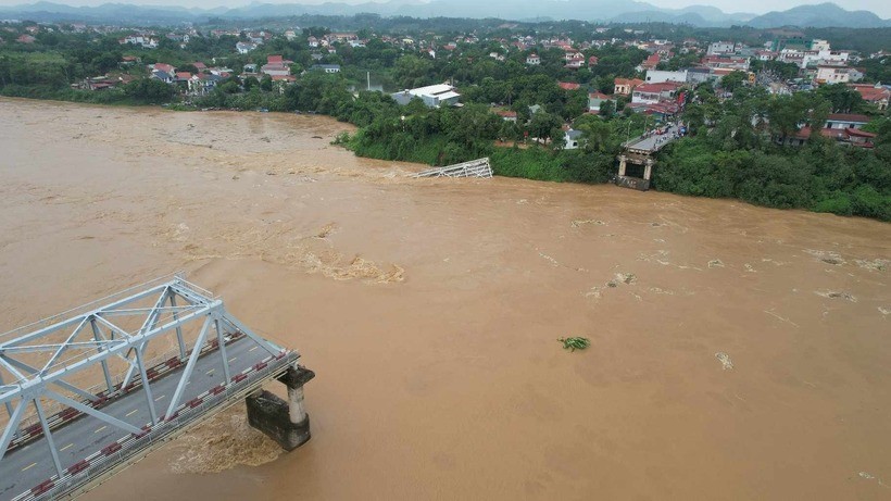 Cầu Phong Châu bị sập vào ngày 9/9.