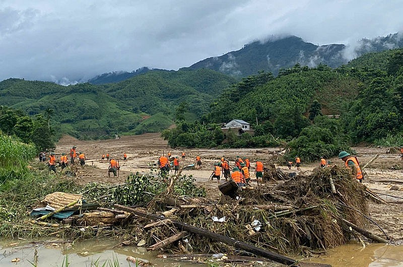 Lực lượng chức năng tỉnh Lào Cai tìm kiếm nạn nhân mất tích do lũ quét, sạt lở đất. Ảnh: Bảo Nguyên