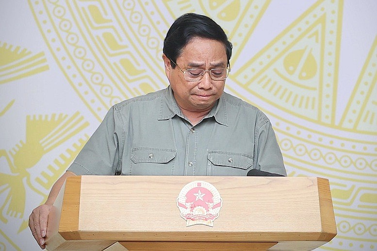 Thủ tướng nhiều lần nghẹn giọng, bật khóc khi đề cập tới sự tàn phá, hậu quả nặng nề và những mất mát, thiệt hại của người dân, của đất nước. Ảnh VGP/Nhật Bắc.