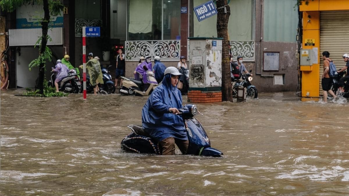 Mưa lớn đầu tuần, nhiều tuyến phố Hà Nội lại ngập sâu trong nước