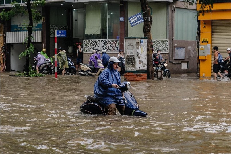 Mưa lớn đầu tuần, nhiều tuyến phố Hà Nội lại ngập sâu trong nước