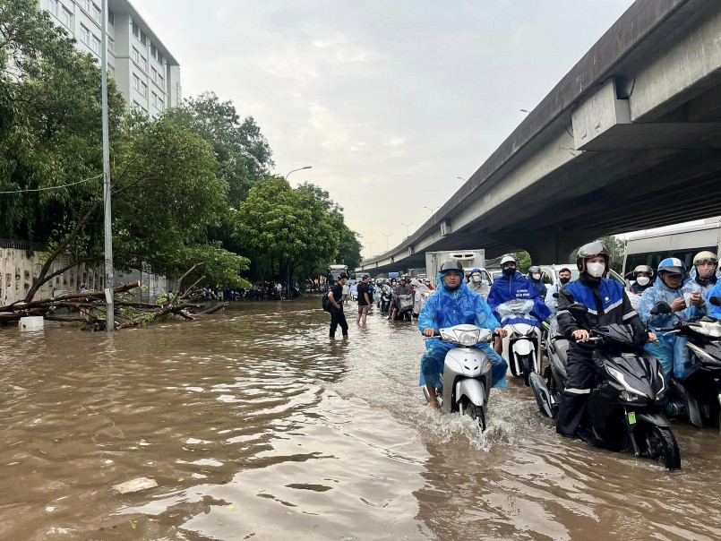 Mưa lớn đầu tuần, nhiều tuyến phố Hà Nội lại ngập sâu trong nước