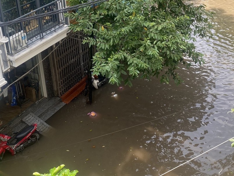 Mưa lớn đầu tuần, nhiều tuyến phố Hà Nội lại ngập sâu trong nước