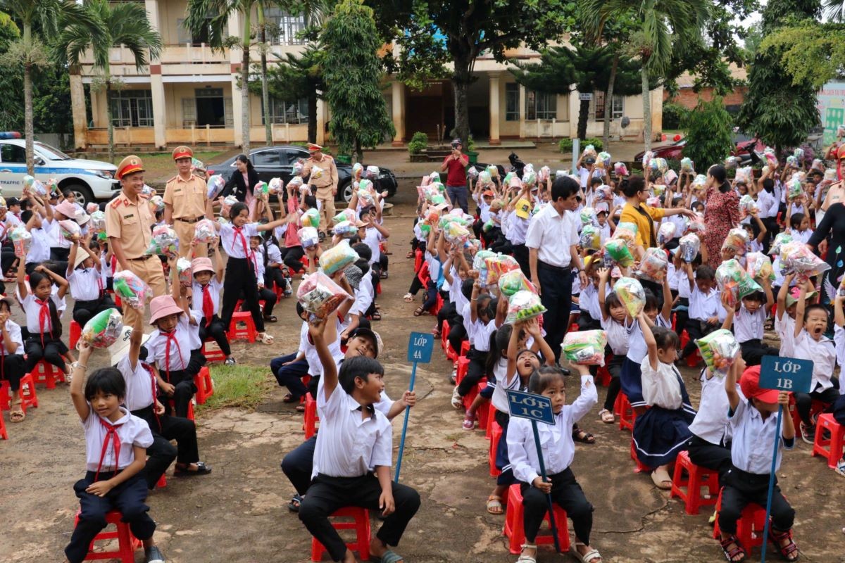 Học sinh Đắk Lắk tưởng niệm những nạn nhân thiệt mạng bởi bão Yagi