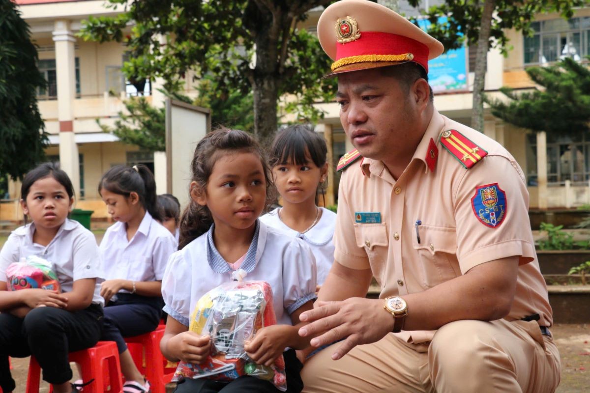 Học sinh Đắk Lắk tưởng niệm những nạn nhân thiệt mạng bởi bão Yagi