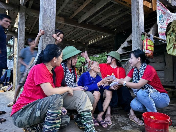 Đoàn thiện nguyện trao quà cho bà con thôn Làng Nủ.