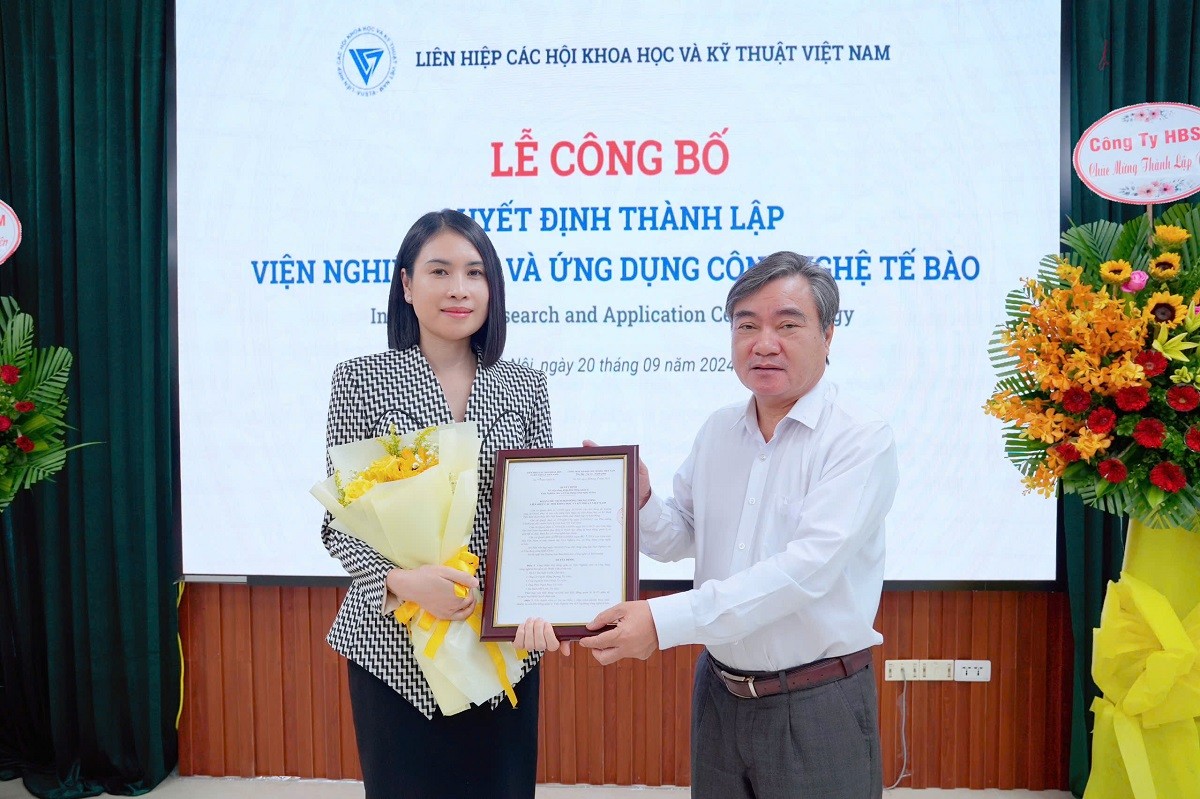 PGS.TS Phạm Quang Thao, Bí thư Đảng uỷ, Phó Chủ tịch Liên hiệp hội các Hội Khoa học và Kỹ thuật Việt Nam trao quyết định thành lập Hội đồng quản lý Viện nghiên cứu và ứng dụng công nghệ tế bào cho Bà Lê Ánh Tuyết – Chủ tịch Hội đồng quản lý