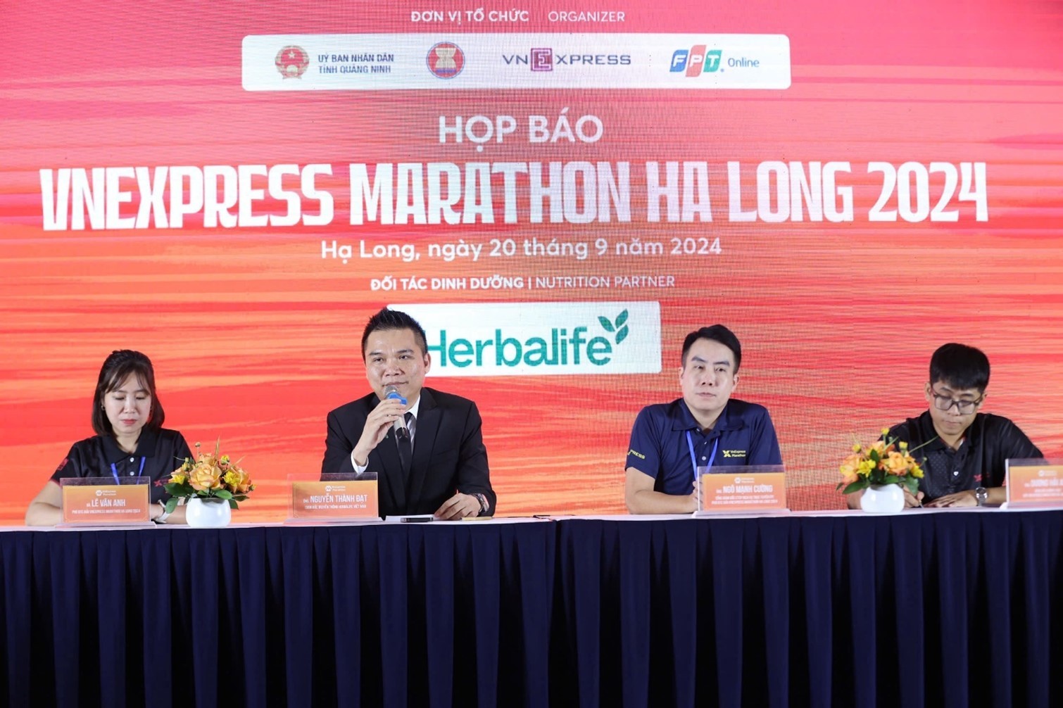 Đại diện Herbalife Việt Nam – Ông Nguyễn Thành Đạt, Giám Đốc Truyền Thông Herbalife Việt Nam, và BTC VnExpress Marathon Ha Long 2024 trong buổi họp báo.