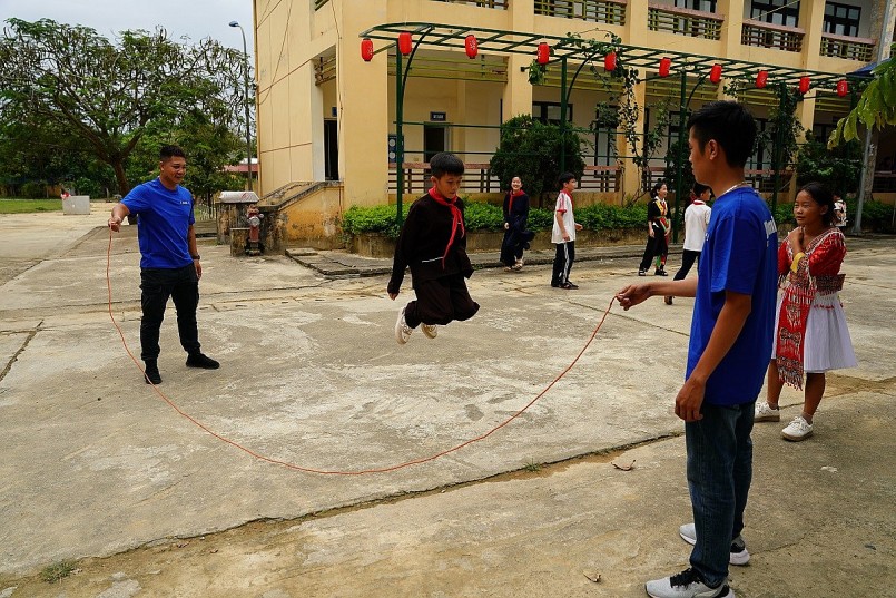  Không chỉ mang đến sữa, đoàn nhân viên Vinamilk còn vui chơi cùng các em nhằm tạo niềm vui, động viên các em về lại cuộc sống thường ngày sau những ngày bão lũ