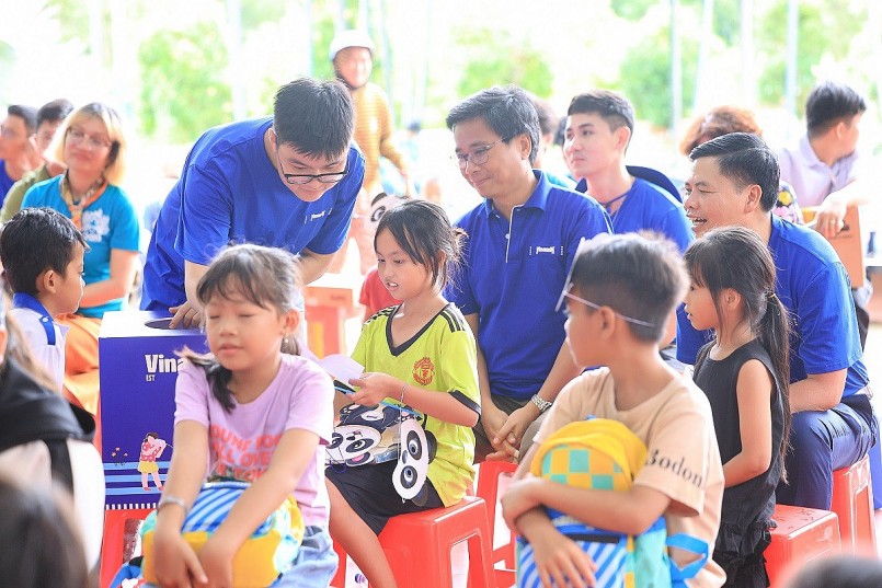  Nhân viên Vinamilk đã chung tay tổ chức cho các em tại xã Đất Mũi (Cà Mau) một trung thu vui tươi, ấm áp