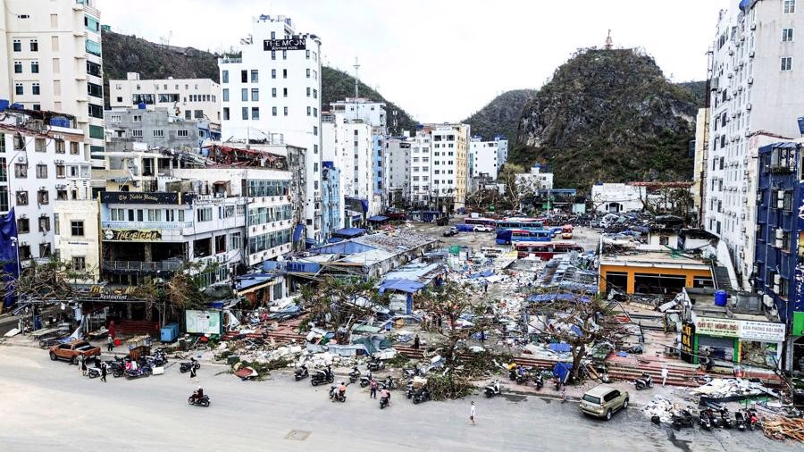 Chợ trung tâm Cát Bà trở thành đống đổ nát tan hoang.