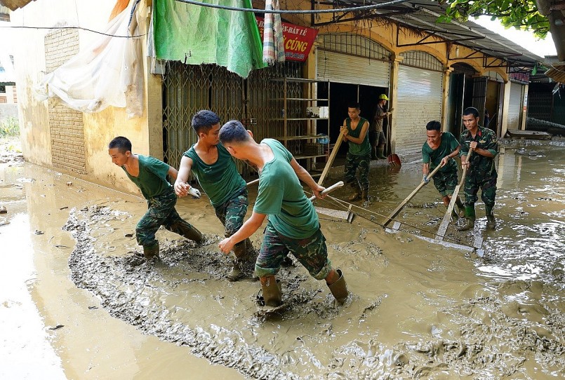 Tại huyện Trấn Yên, TP Yên Bái, tỉnh Yên Bái, người dân, các lực lượng tình nguyện và cán bộ chiến sĩ Tiểu đoàn 5, Trung đoàn 148, Sư đoàn 316, Quân khu 2, nỗ lực khắc phục hậu quả bão lũ suốt nhiều ngày qua.