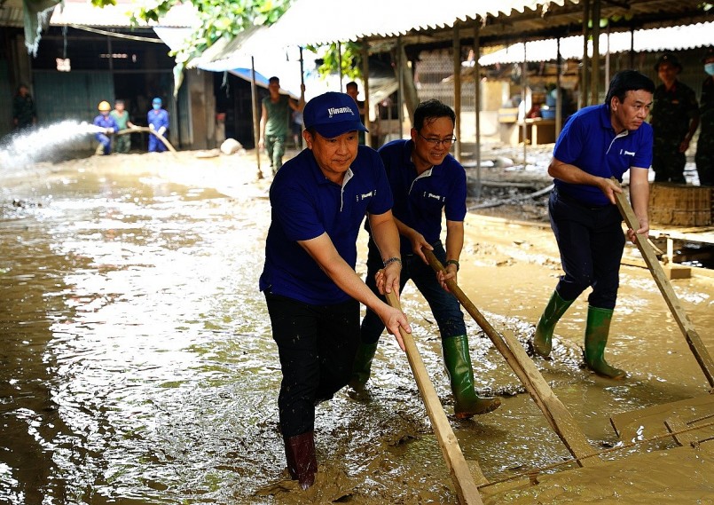  “Đến tận những nơi bị ảnh hưởng bởi bão lũ mới cảm thấy được sự tàn phá nặng nề của thiên tai và mất mát của bà con. Nhưng cũng trong hoàn cảnh khó khăn ấy, mới thấy tình người cũng thật ấm áp. Tham gia hỗ trợ người dân vùng bão lũ, cá nhân tôi và anh chị em đồng nghiệp càng mong muốn được góp sức nhiều hơn với những hoạt động cộng đồng của công ty”, anh Tạ Xuân Tuấn, Giám đốc kinh doanh miền Bắc, Vinamilk, chia sẻ.