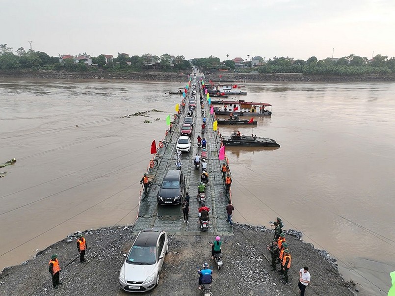 Cầu phao Phong Châu thông xe, những phương tiện nào được phép di chuyển qua?