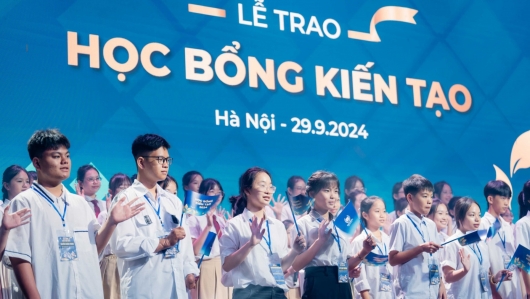 Vinschool trao học bổng kiến tạo cho 30 học sinh xuất sắc vượt khó