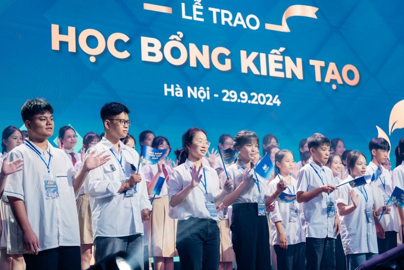 Vinschool trao học bổng kiến tạo cho 30 học sinh xuất sắc vượt khó