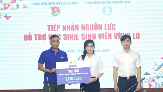 Chương trình “vượt thiên tai – tiếp bước tương lai” của Vinamilk vượt cam kết 6 tỷ đồng hỗ trợ trẻ em vùng bão lũ