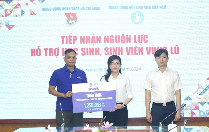  Đại diện Vinamilk trao tặng bảng tượng trưng hơn 1.258.000 sản phẩm (tương đương 6 tỷ đồng) cho đại diện Trung ương Đoàn TNCS Hồ Chí Minh