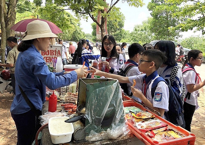 Đồ ăn vặt bùa vây tại các cổng trường học