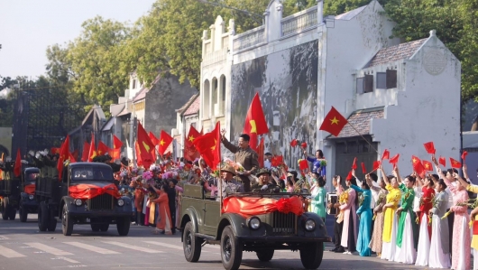 Khoảnh khắc hào hùng, xúc động trong màn tái hiện ký ức lịch sử 70 năm Ngày tiếp quản Thủ đô