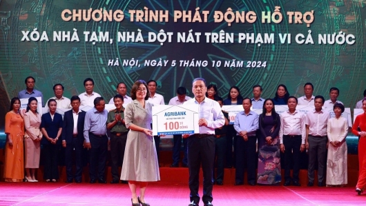 Agribank ủng hộ 100 tỷ đồng hưởng ứng đợt thi đua cao điểm hoàn thành xóa nhà tạm, nhà dột nát trên cả nước