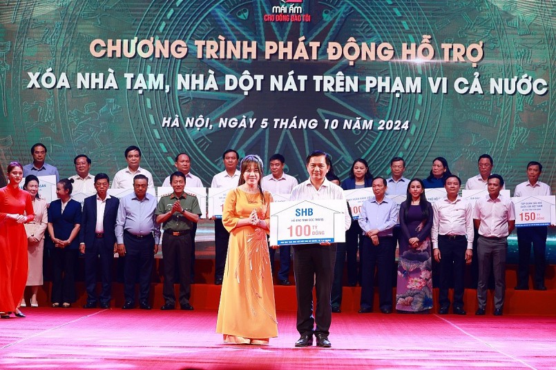 Bà Ninh Thị Lan Phương – Phó Tổng Giám đốc SHB đại diện Ngân hàng trao tặng 100 tỷ đồng cho tỉnh Sóc Trăng