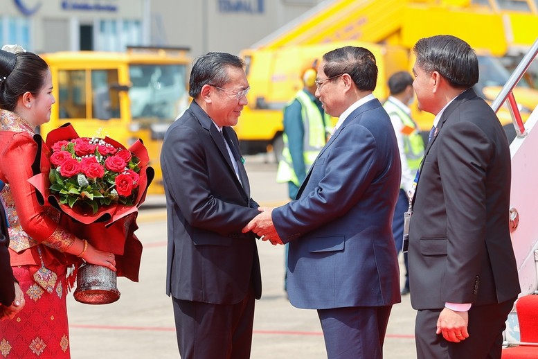 Đón Thủ tướng Phạm Minh Chính và Đoàn đại biểu Việt Nam tại sân bay quốc tế Wattay, về phía Lào có Bộ trưởng Bộ Năng lượng và Mỏ Phosay Sayyasone; Vụ trưởng Vụ Thanh tra, Bộ Ngoại giao Kaimany Orlaboune; Phó Vụ trưởng Vụ Lễ tân, Bộ Ngoại giao Outama Sitthiphong - Ảnh: VGP