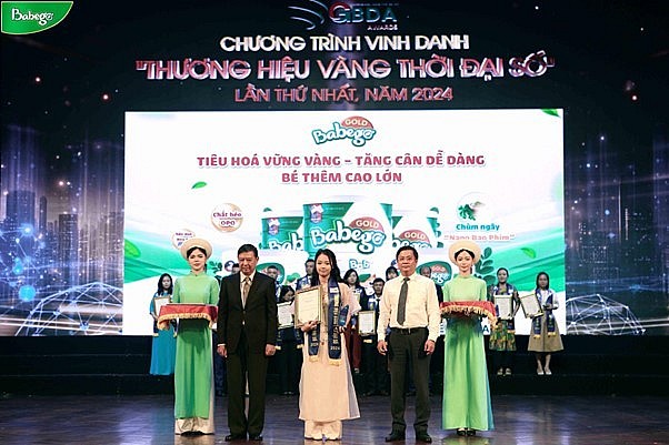 Bà Nguyễn Thị Minh Thu - Đại diện nhãn hàng Babego nhận giải thưởng “Thương hiệu vàng phát triển bền vững”