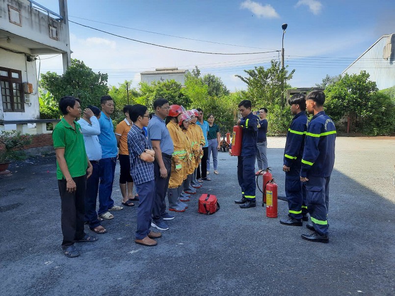 Lực lượng PCCC&CNCH chuyên nghiệp hướng dẫn sử dụng bình chữa cháy (Ảnh: Ngọc Hiển)