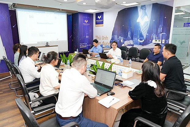 Đại diện BSI và cán bộ, nhân viên Meey Group tại một buổi đánh giá giám sát