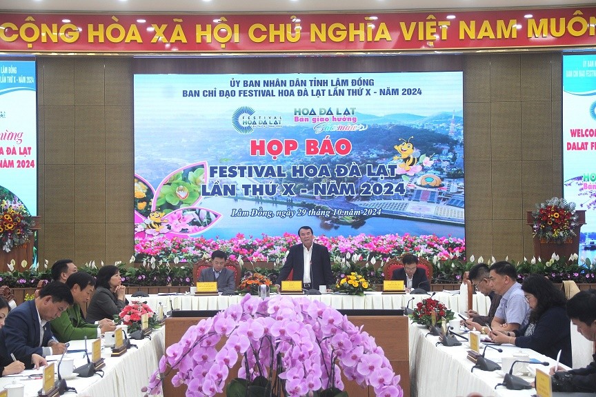 Quang cảnh buổi họp báo.