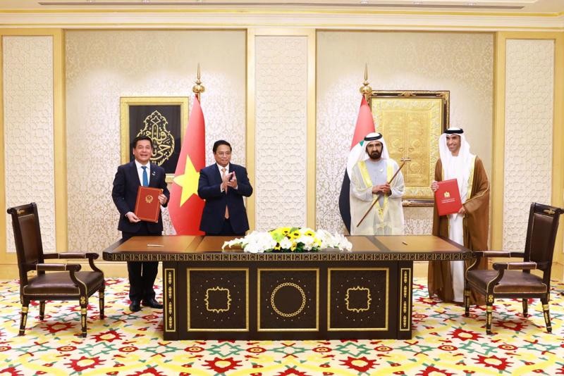 Bộ trưởng Bộ Công thương Nguyễn Hồng Diên và Quốc vụ khanh Bộ Kinh tế UAE Thani bin Ahmed Al Zeyoudi ký kết Hiệp định CEPA.