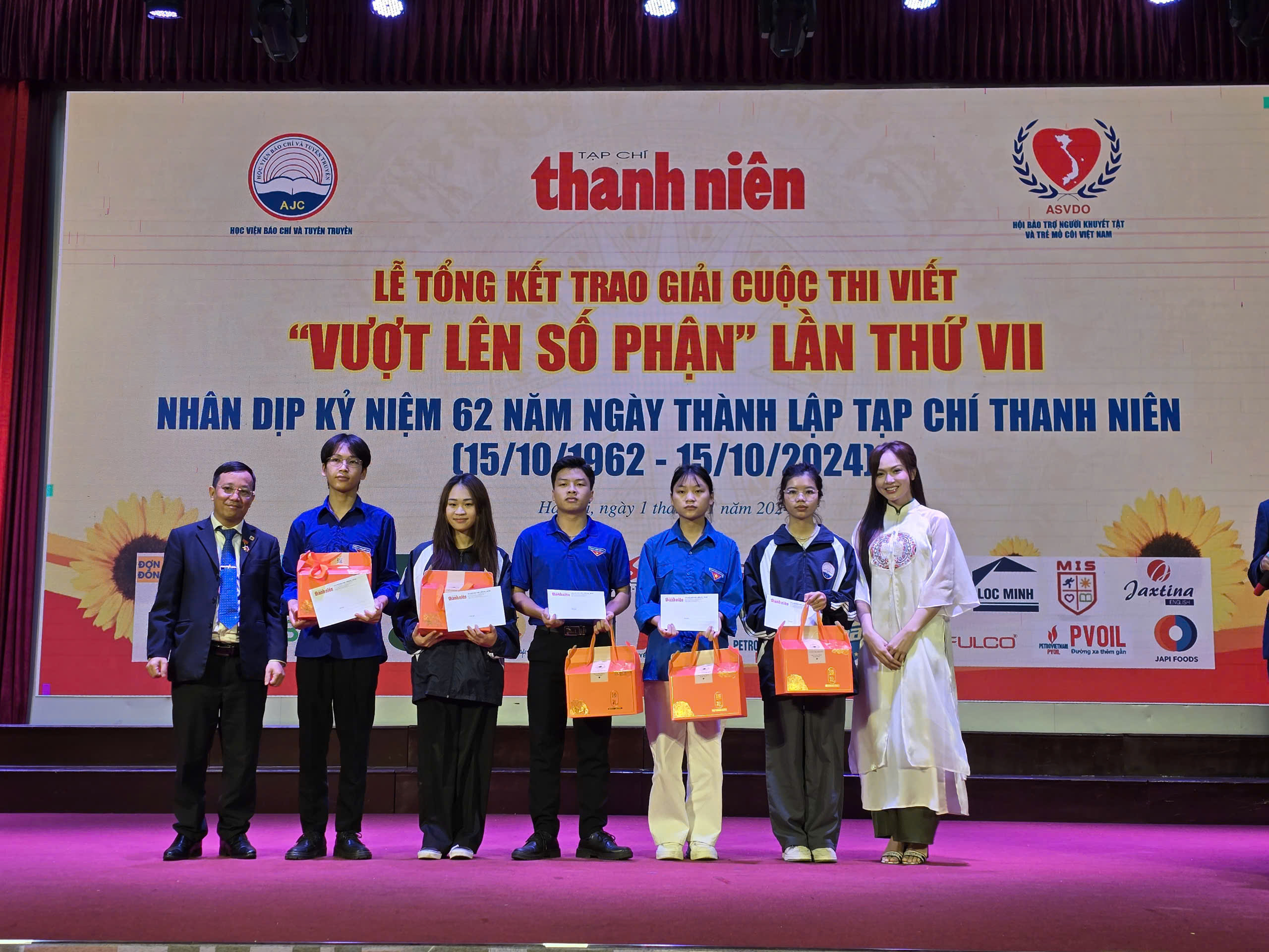 Lễ tổng kết, trao giải cuộc thi viết "Vượt lên số phận" lần VII Lễ tổng kết, trao giải cuộc thi viết "Vượt lên số phận" lần VII