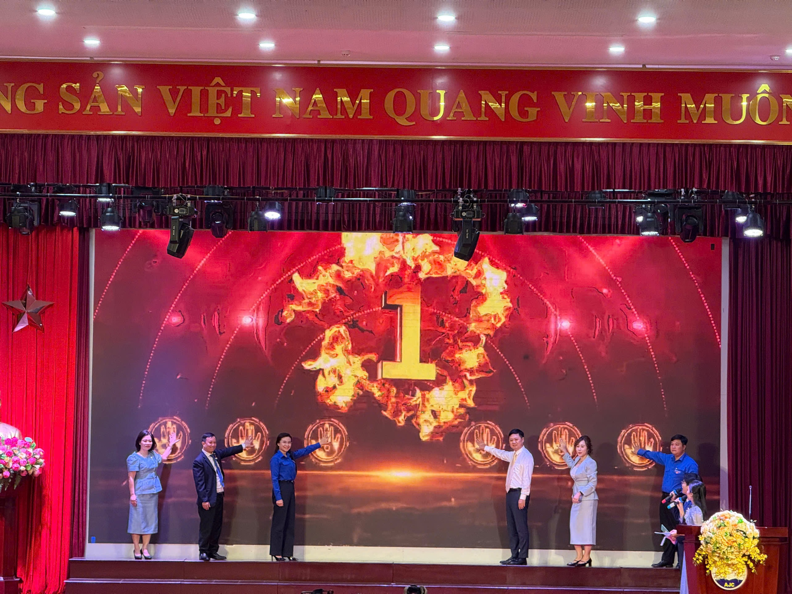 Lễ tổng kết, trao giải cuộc thi viết "Vượt lên số phận" lần VII Lễ tổng kết, trao giải cuộc thi viết "Vượt lên số phận" lần VII