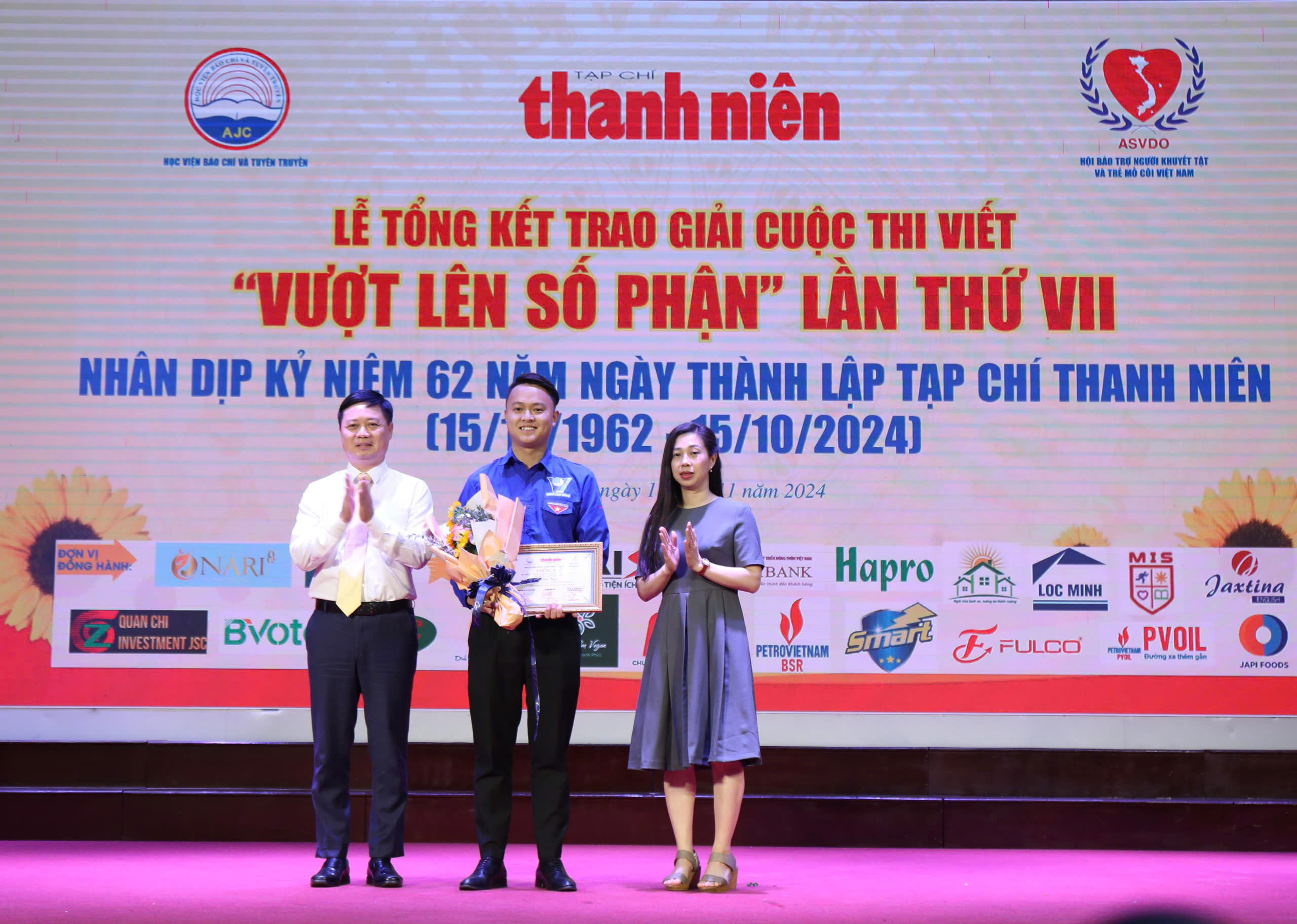 Lễ tổng kết, trao giải cuộc thi viết "Vượt lên số phận" lần VII Lễ tổng kết, trao giải cuộc thi viết "Vượt lên số phận" lần VII