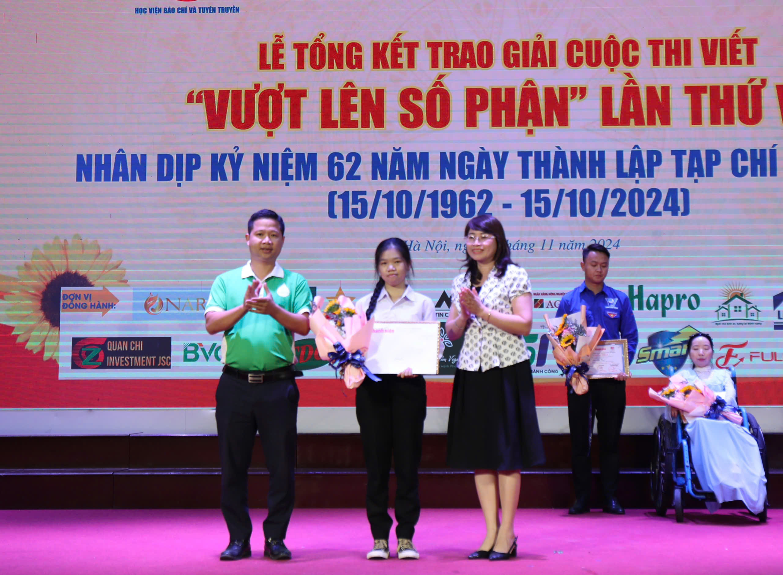 Lễ tổng kết, trao giải cuộc thi viết "Vượt lên số phận" lần VII Lễ tổng kết, trao giải cuộc thi viết "Vượt lên số phận" lần VII