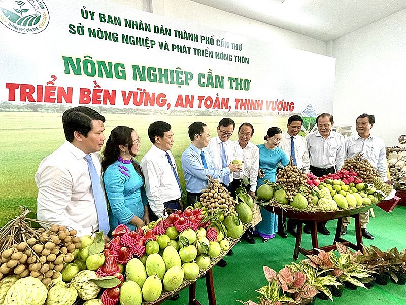 Lãnh đạo TP. Cần Thơ và đại biểu tham quan gian hàng trưng bày sản phẩm tại Hội chợ Nông nghiệp Quốc tế Việt Nam năm 2024.