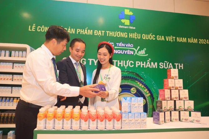 Các đại biểu tham quan khu trưng bày sản phẩm đạt Thương hiệu quốc gia Việt Nam 2024.