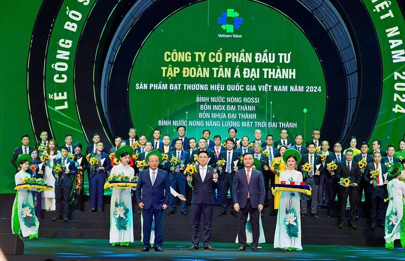 Ông Trương Công Phong - Tổng Giám đốc Tổng công ty Công nghiệp Tân Á Đại Thành đại diện Tập đoàn Tân Á Đại Thành nhận danh hiệu Thương hiệu Quốc gia từ Ban tổ chức