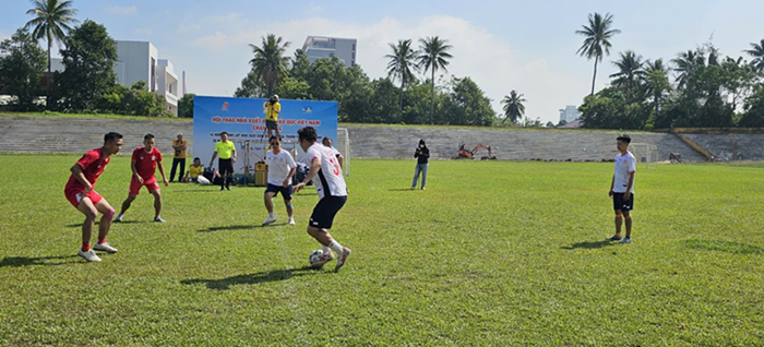 Thi đấu môn bóng đá