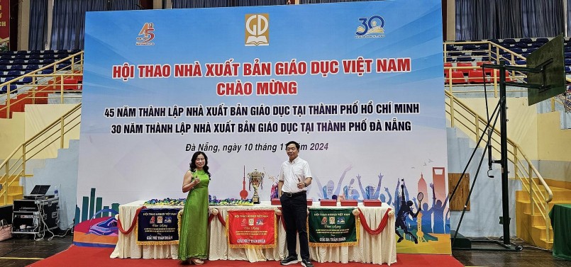 Ông Thừa Phú – Giám đốc NXBGD tại Đà Nẵng khai mạc buổi lễ