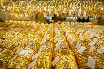 Giá vàng đồng loạt lao dốc phiên đầu tuần