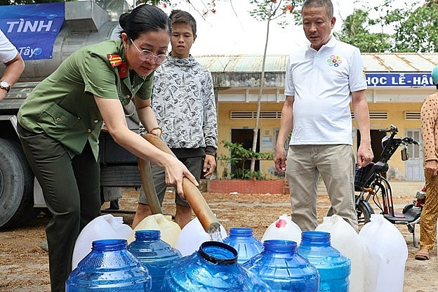 Tân Hiệp Phát mang những giọt nước nghĩa tình vượt hàng trăm cây số tiếp sức người dân miền Tây vượt qua hạn mặn