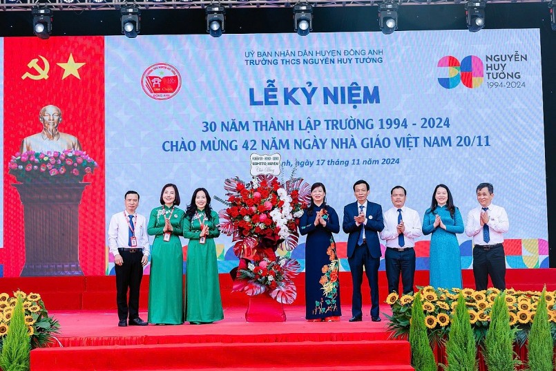 Lãnh đạo Huyện ủy, HĐND, UBND, MTTQ huyện Đông Anh chúc mừng thầy và trò nhà trường